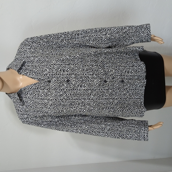 CHICO'S WRINKLE RESISTANT Zigzag Print Button up Top Size 2 - Picture 2 of 10